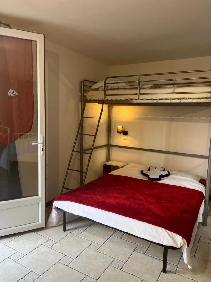 モントリー シャンブル ドート ポワリエ バザン Bed & Breakfast エクステリア 写真