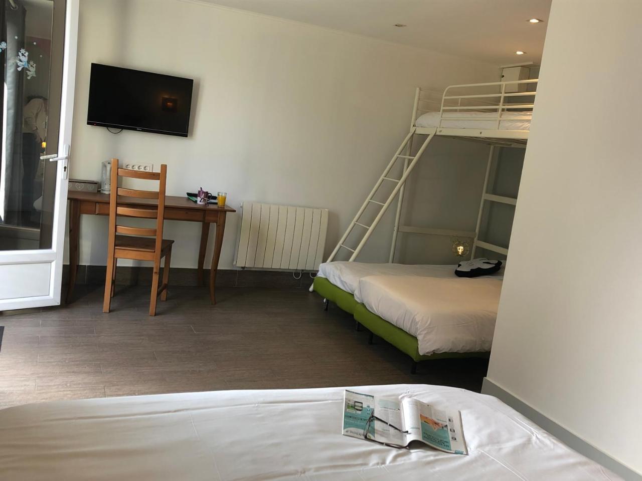 モントリー シャンブル ドート ポワリエ バザン Bed & Breakfast エクステリア 写真